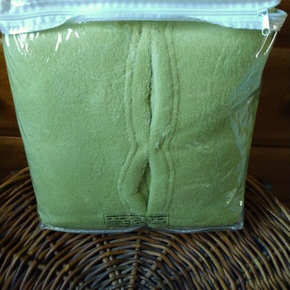 Cozelle Bedding Plush Reader's Wrap Throw Lime Green New in Package - Picture 4 of 6